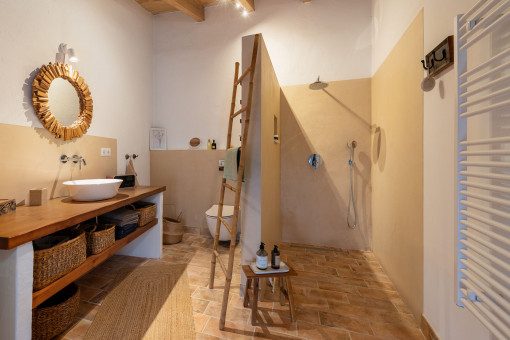 Bezauberndes Duschbadezimmer