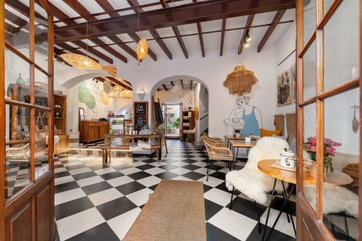 Attraktives Cafe im Erdgeschoss