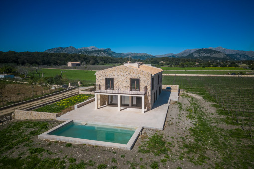 Natursteinverkleidete Finca mit Pool