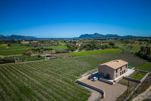 Panoramablick auf die Bucht von Pollensa und Tramuntanagebirge