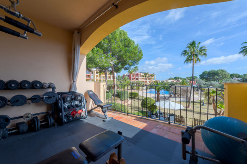 Überdachte Terrasse mit Weitblick