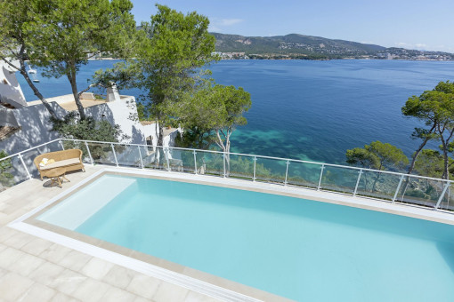 Grosser Pool mit fantastischem Meerblick