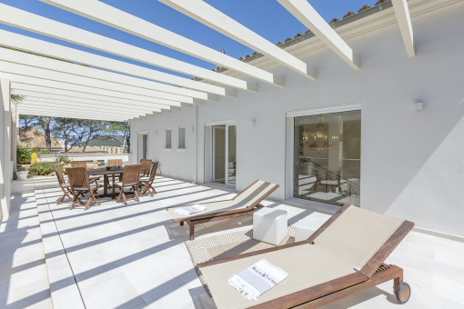 Weitere Terrasse mit Sonnenliegen