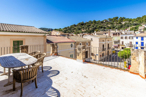 Urbanes Townhouse mit privater Dachterrasse und Blick über das Tramuntana Gebirge, im Herzen von Andratx