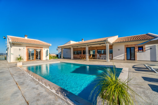 Großer Poolbereich mit Poolhaus