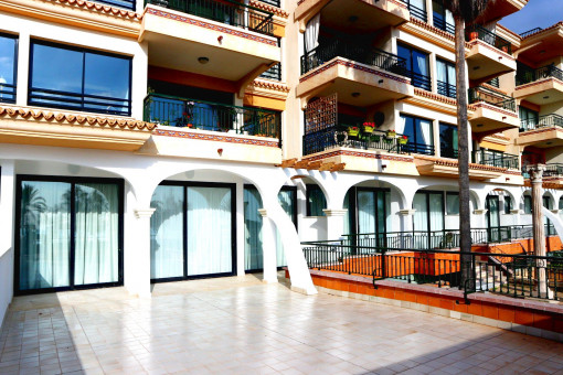 Erdgeschoss-Wohnung mit großer Terrasse und Meerblick direkt am Strand von Ciudad Jardin