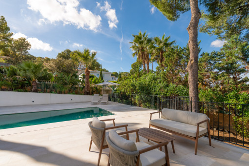 Garten mit Lounge-Bereich und Pool 