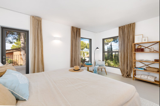 Masterschlafzimmer mit Blick in die Natur 