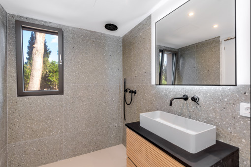 Eines von vier stilvollen Bädern