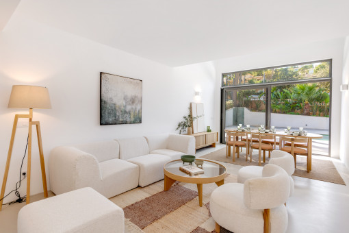 Wohn- und Essbereich mit großzügiger Fensterfront 