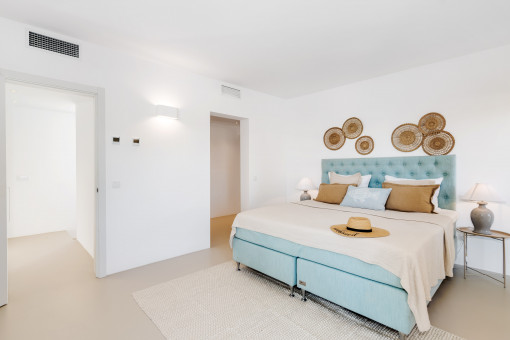 Masterschlafzimmer mit begehbarer Ankleide