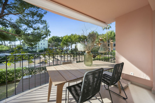 Überdachte Terrasse mit Aussicht auf den Pool