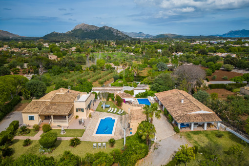 Zwei Häuser mit 2 Pools, Bergblick und alter Ferienvermietlizenz in ruhiger Lage nahe Pollensa