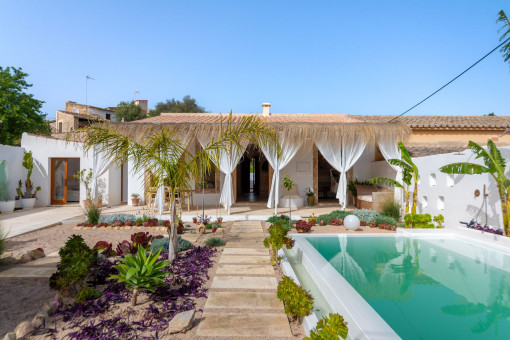 Schöne, qualitativ hochwertig renovierte Villa mit Pool in Establiments