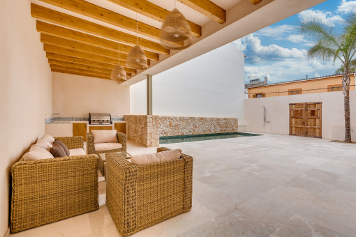 Überdachte Terrasse im Innenhof