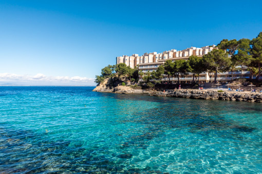 Modernes Apartment mit Terrasse, Community-Pool und direktem Strandzugang in Cala Vinyas