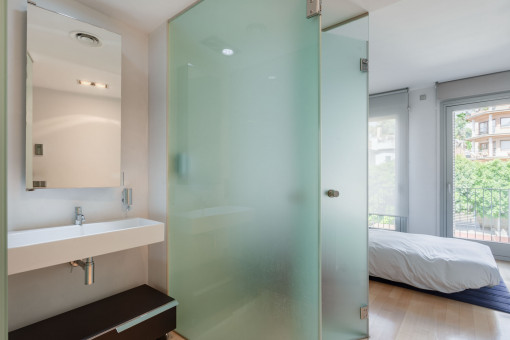 Schlafzimmer mit Badezimmer in Suite