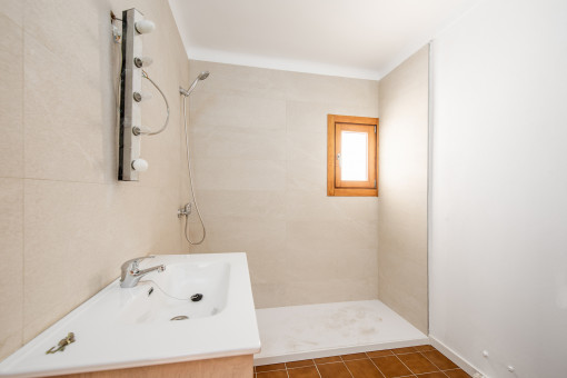 Badezimmer mit Dusche