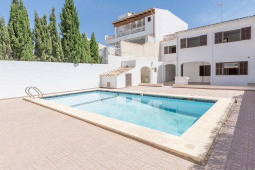 Stadthaus mit Swimming Pool im Zentrum von Colonia Sant Jordi