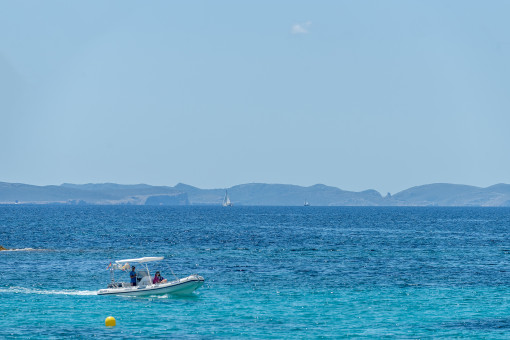 Weitblick vom Strand bis nach Cabrera