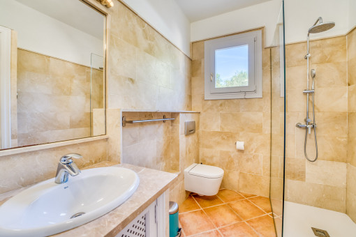 Badezimmer mit Dusche