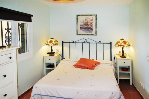 Schlafzimmer mit Doppelbett