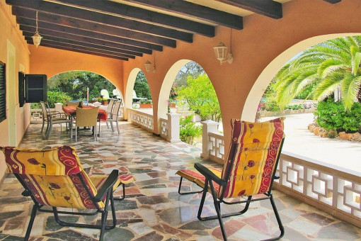 Überdachte Terrasse mit Blick in den Garten