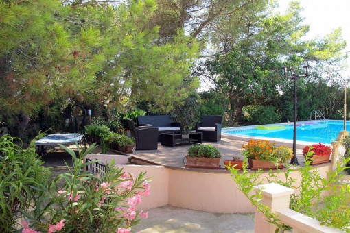 Loungebereich neben dem Pool