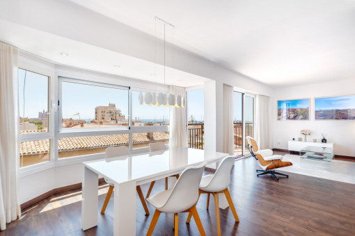 Modernes Penthouse mit großflächigen Fenstern und beeindruckender Aussicht in Santa Catalina, Palma