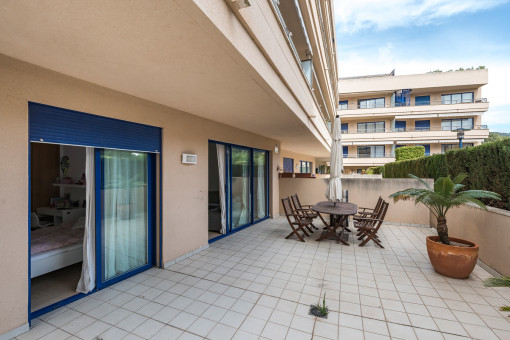 Private und teilweise überdachte Terrasse
