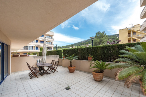 Große Terrasse mit Essbereich