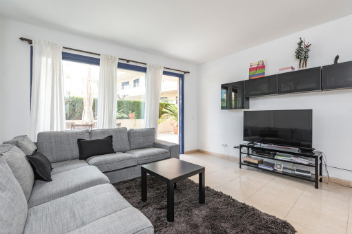 Komfortabler Wohnbereich mit Terrassenzugang