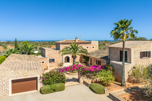 Mediterrane Finca-Oase mit Pool und Blick auf das Meer bei Portocolom