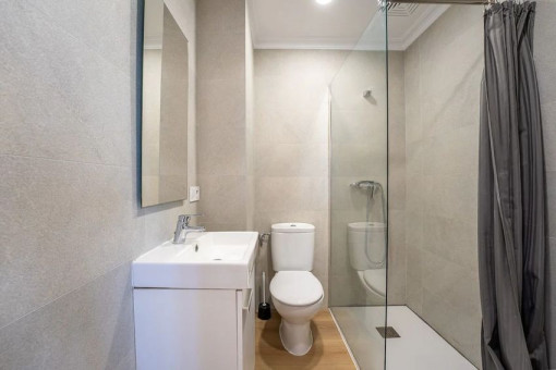 Modernes Badezimmer