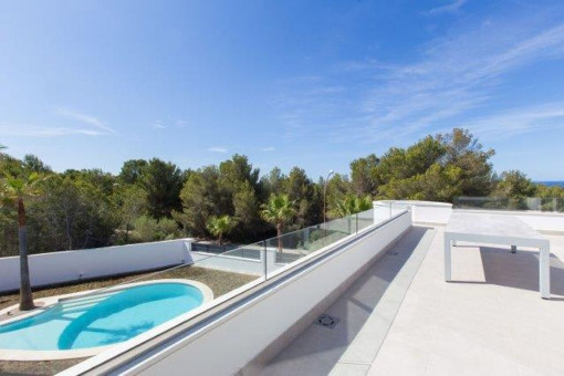 Balkon mit Poolblick