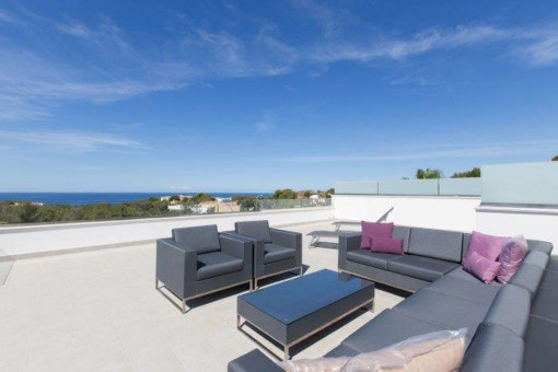 Sitzecke auf der großflächigen Dachterrasse