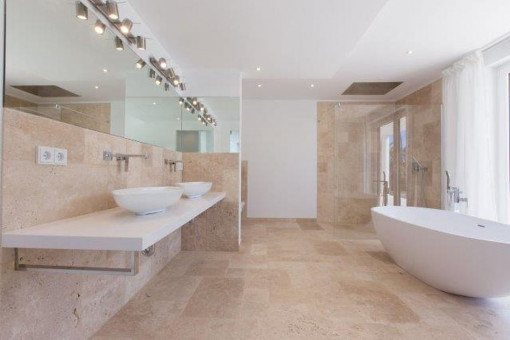 Nobles Badezimmer mit Badewanne