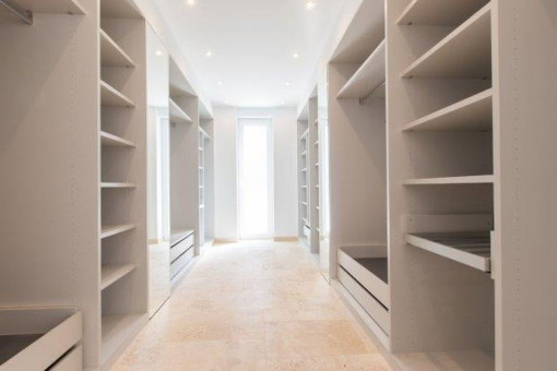 Großes Ankleidezimmer