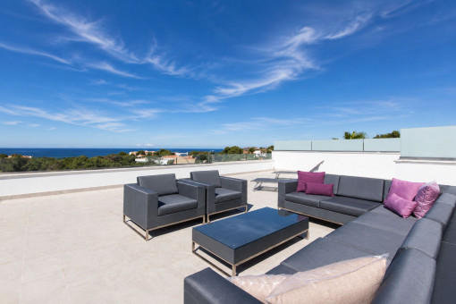 Sitzecke auf der großflächigen Dachterrasse