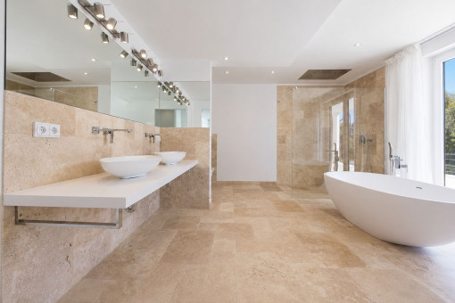 Nobles Badezimmer mit Badewanne
