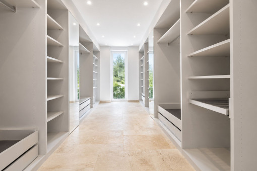 Großes Ankleidezimmer