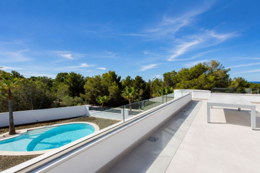 Balkon mit Poolblick