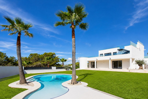 Lichtdurchflutete Villa im modernen Stil mit Meerblick in Santa Ponsa ab Mai 2027 verfügbar