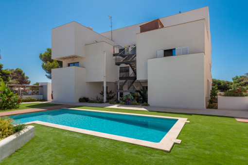 Fassade und Pool