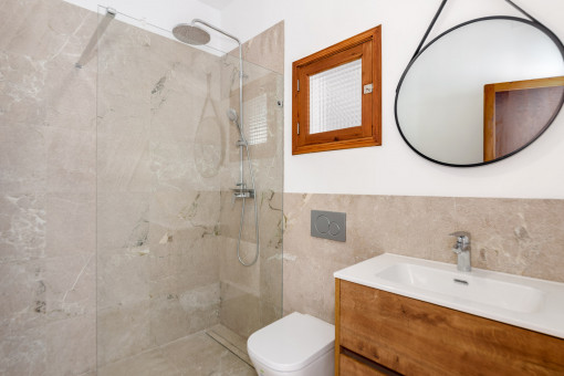 Badezimmer mit bodentiefer Dusche