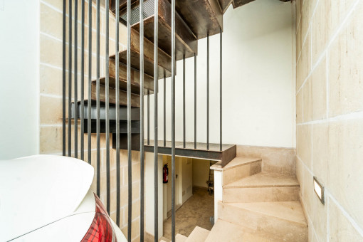 Garage, zusätzliches Bad, Stauraum und Zugang in die Wohnung