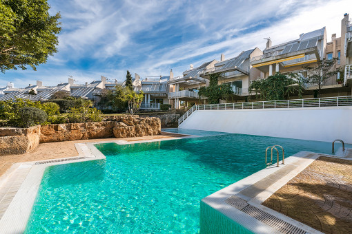 Großzügiges, elegantes Reihenhaus mit Privatgarage in Son Veri Nou