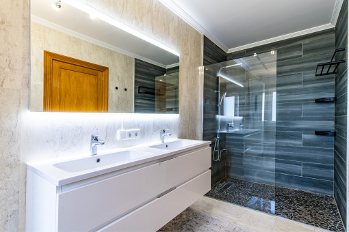 Badezimmer mit Dusche
