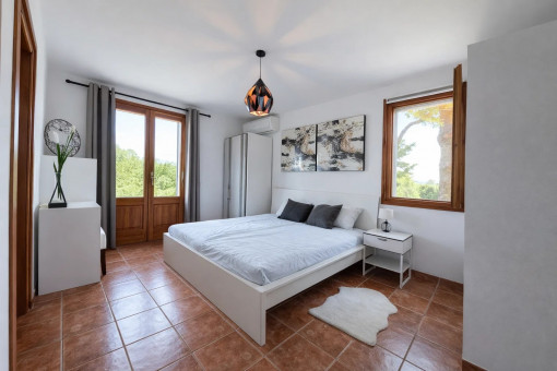 Eins von fünf Schlafzimmern