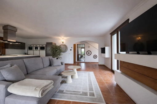 Offenes Wohnzimmer mit Zugang auf die Terrasse